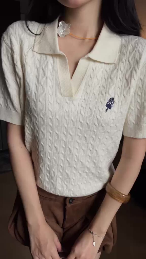 Áo Polo Dệt Kim Cable-Knit Calem.Club họa tiết Thêu Mini vải dệt nổi form nữ | BigBuy360 - bigbuy360.vn