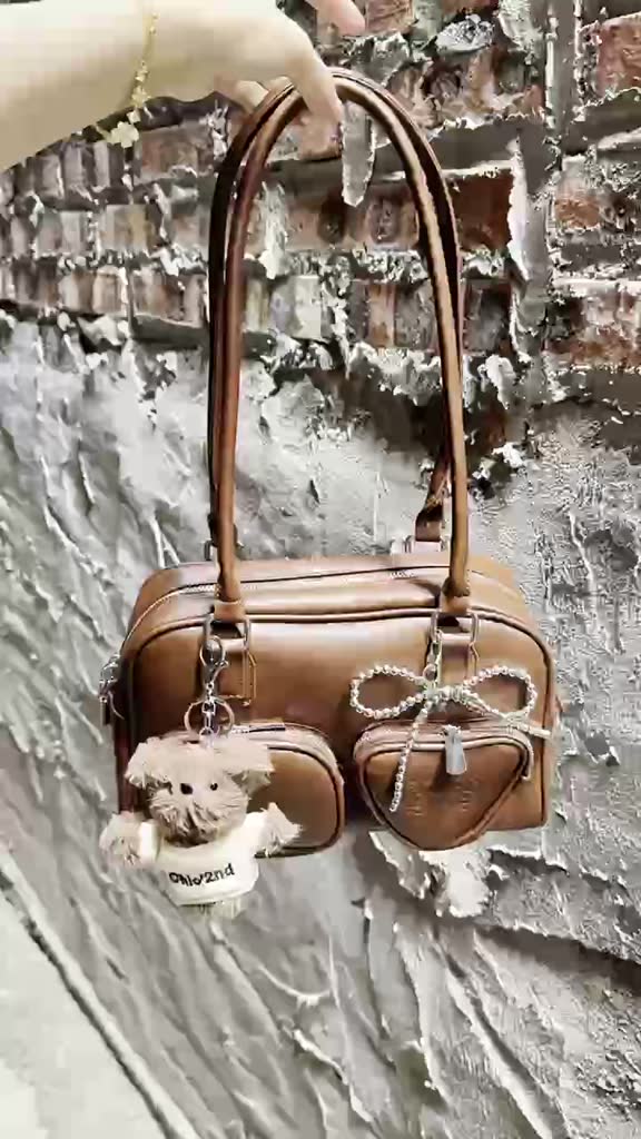 Túi đeo vai chio2nd túi trước trái tim kèm charm size 28cm | BigBuy360 - bigbuy360.vn