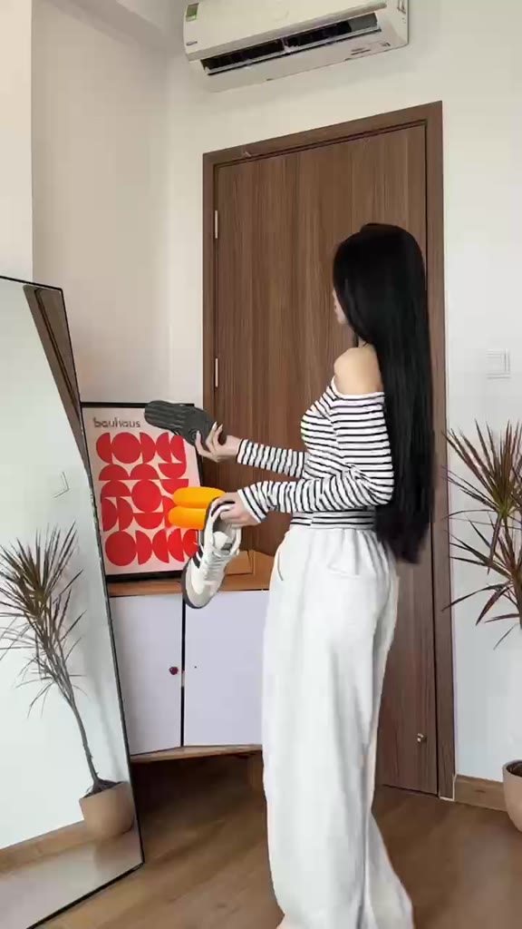 Áo Thun Lệch Vai Dài Tay Họa Tiết Kẻ Sọc Form Ôm Body Basic HEIMI | BigBuy360 - bigbuy360.vn