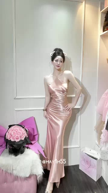 Đầm Lụa Cổ Yếm Hở Lưng Thiết Kế Cao Cấp- Váy Lụa Cổ Yếm Hở Lưng Dáng Dài Đuôi Cá Tôn Dángg làf để | BigBuy360 - bigbuy360.vn