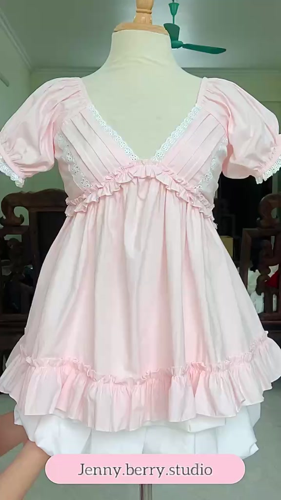Yuri Top - Áo kiểu nữ áo babydoll nữ họa tiết trơn cổ V đuôi bèo phối ren tầng | BigBuy360 - bigbuy360.vn