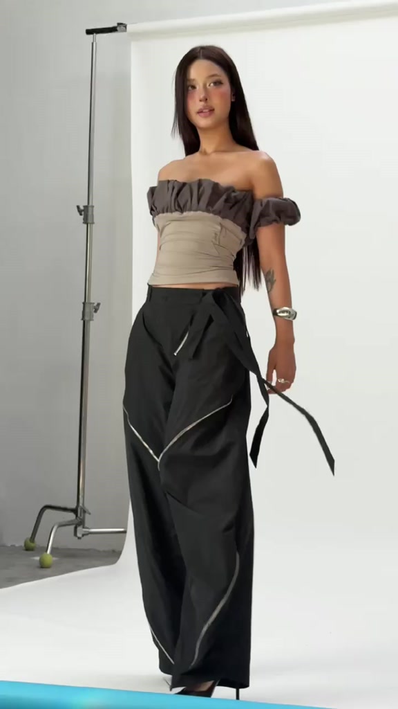 TSUN - Layla Top Áo Ống Cúp Ngực Nữ Phối Bèo Nhún Ôm Body Màu Xám Y2K Cá Tính Quyến Rũ | BigBuy360 - bigbuy360.vn