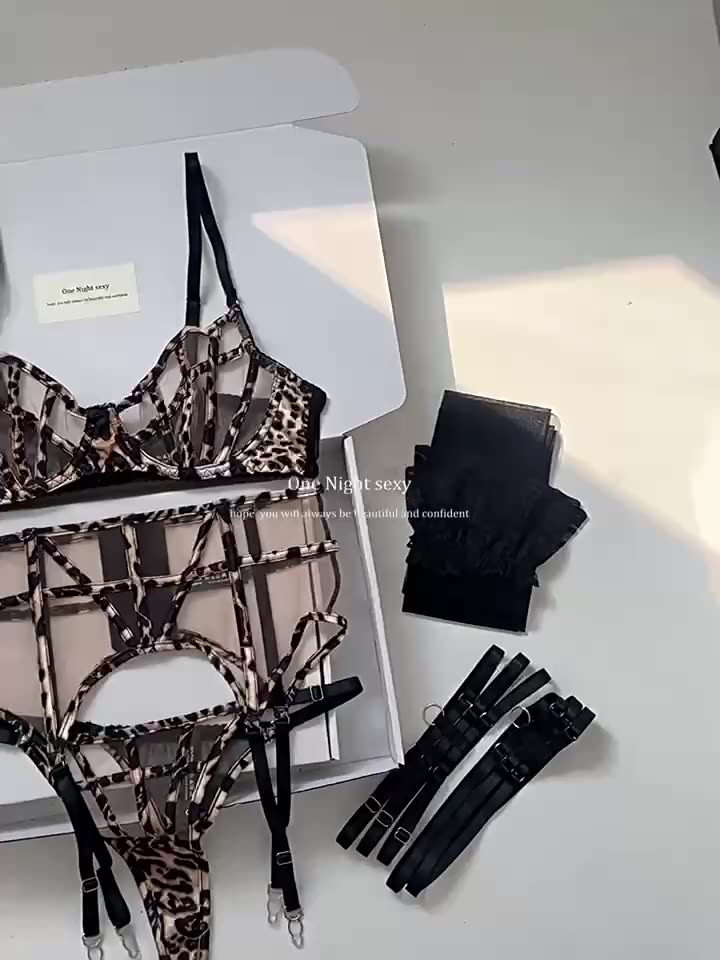 Bộ đồ lót lọt khe ren sexy ‘Rouge’ có gọng, không mút, kèm đai, găng tay, phong cách gợi cảm, quyến rũ | BigBuy360 - bigbuy360.vn