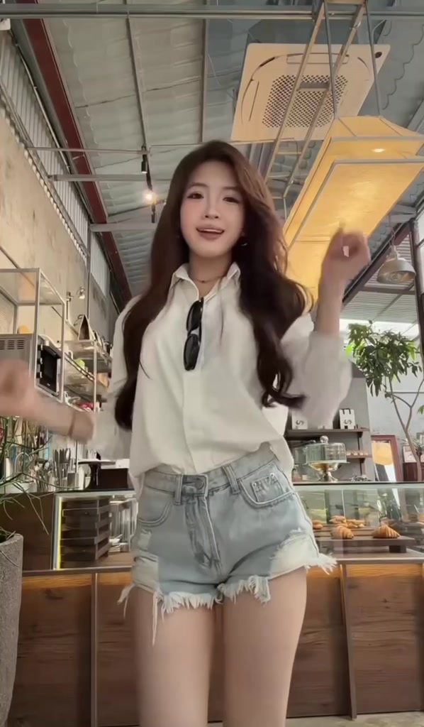 𝑮𝑨𝑽𝑨./𝑪𝑶́ 𝑺Ẵ𝑵-𝑺𝑨𝑳𝑬/ QUẦN SHORT DENIM RÁCH ÔM TÔN DÁNG SIU XINH HÓT TREND 2026 HÀNG QCCC. | BigBuy360 - bigbuy360.vn