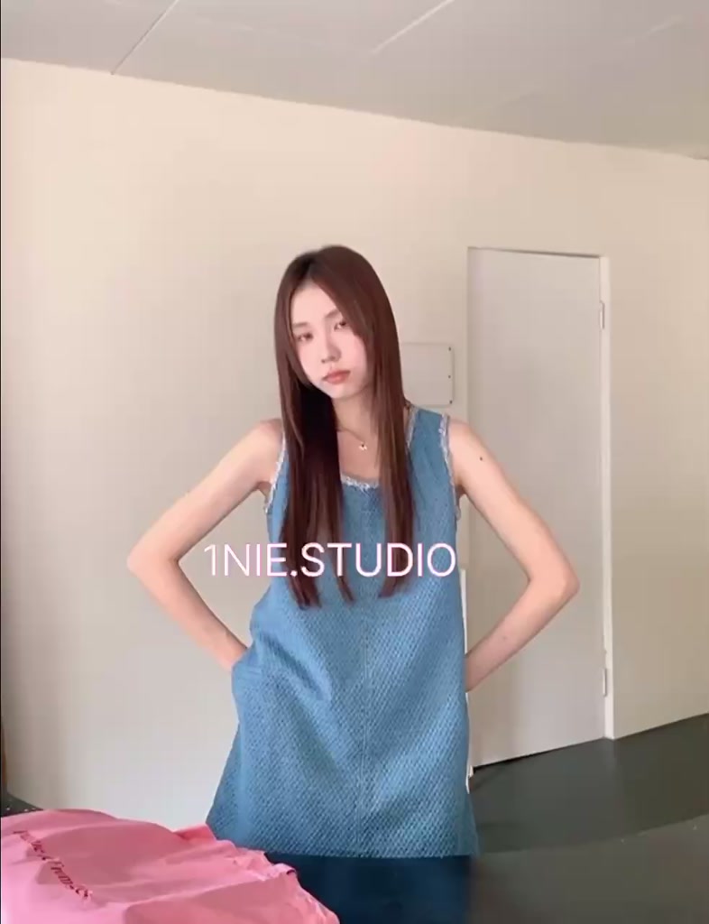 𝟏𝐍𝐈𝐄.𝐒𝐓𝐔𝐃𝐈𝐎 | Đầm Denim Dáng Vest Sát Nách – Váy Jean Ngắn Dáng Suông Thanh Lịch, Phong Cách Năng Động Hàn Quốc | BigBuy360 - bigbuy360.vn