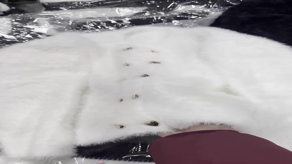 Áo khoác cadigan len lông thỏ phối cúc trái tim bạc 2 màu trắng đen | BigBuy360 - bigbuy360.vn