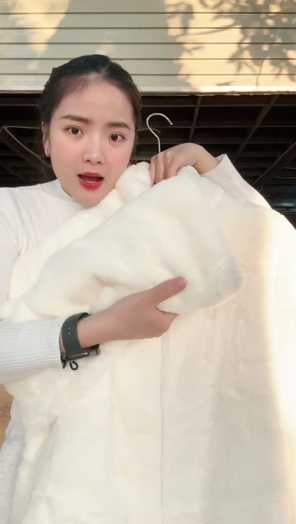 Áo khoác lông thỏ trần bông màu TRẮNG & ĐEN  bản mới cổ rộng cực kỳ dày dặn cực kỳ mềm mịn | BigBuy360 - bigbuy360.vn