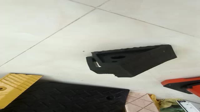 Cục chèn bánh xe ô tô cao su di động cầm tay