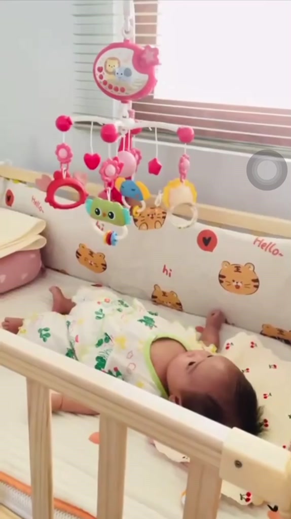 Đồ chơi treo nôi cũi xoay 360