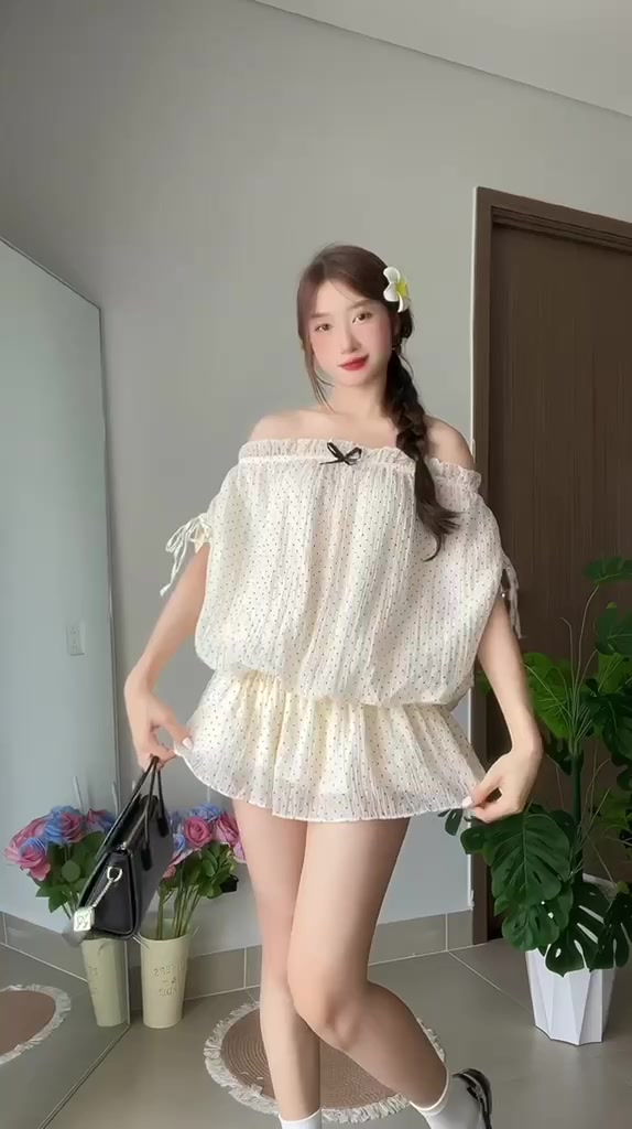 [V1.642] Set Áo Trễ Vai Chấm Bi Tay Rúm Hàng 2 Lớp Kèm Quần Đùi Siêu Xinh | BigBuy360 - bigbuy360.vn