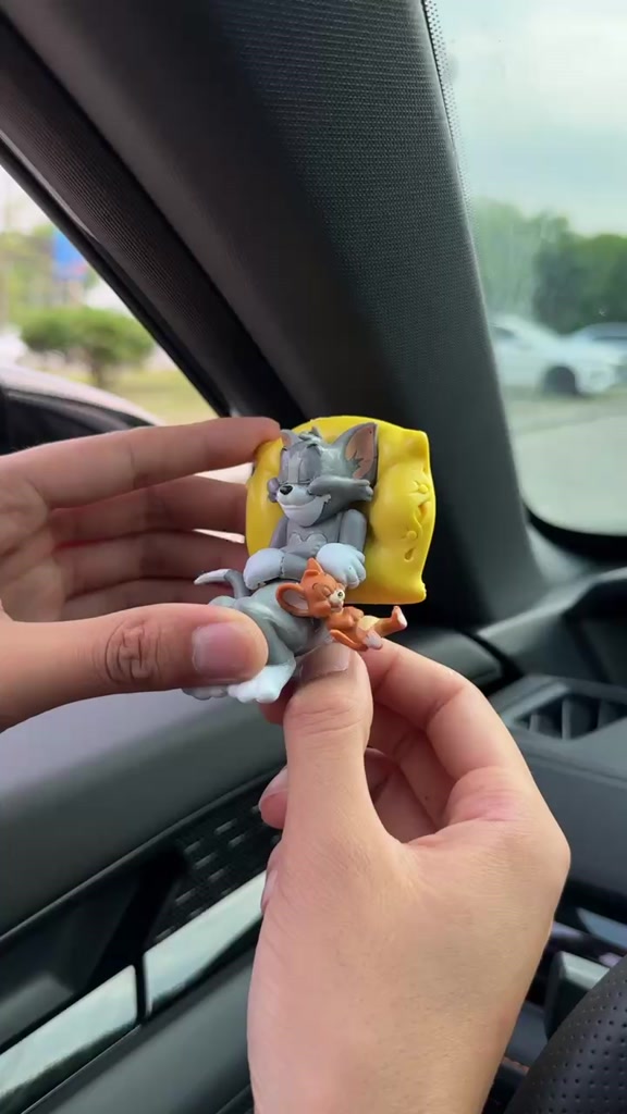 Gợi ý các mẫu mèo trang trí ô tô đồ chơi đáng yêu cho không gian của bạn
