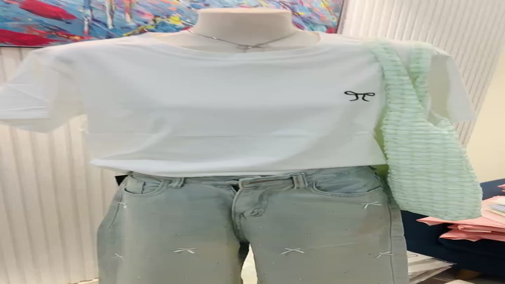 Quần jeans nữ ống rộng màu xanh nhạt , lưng cao , đính nơ & Áo  thun thêu nơ. FEEDBACK THẬT- HÀNG SẴN Suri Clothing | BigBuy360 - bigbuy360.vn