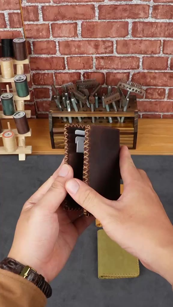 Ví đứng Titan may viền X da bò thật hàng thủ công thương hiệu AT95