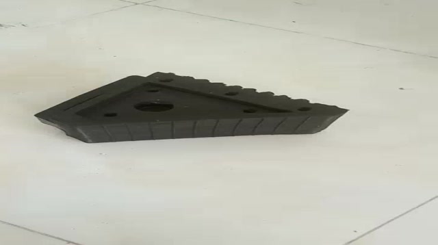 Cục chèn chặn bánh xe cầm tay cao su