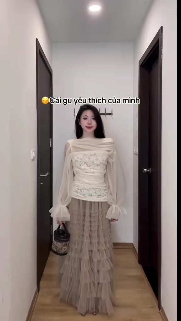 JENNYCLOSET ® Áo trễ vai voan tơ hoa ren cao cấp , Áo nữ dài tay hở vai phối ren hàng L1 (ảnh thật shop chụp) | BigBuy360 - bigbuy360.vn