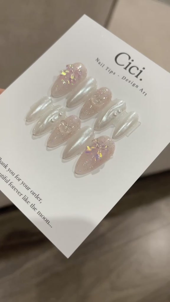 Móng giả thiết kế C173 nhũ hồng cầu vồng mix tráng gương gel nổi chụp kỷ yếu cici nailbox | BigBuy360 - bigbuy360.vn