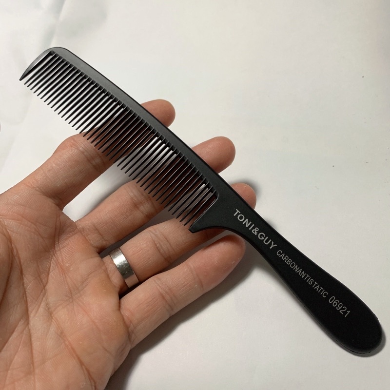 Lược cắt tóc nhựa carbon Toni Guy 06921 - HS06921