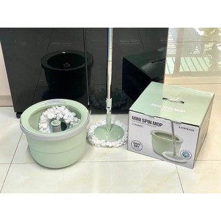 Bộ Cây Lau Nhà Xoay Tay Mini Ettom Lock&Lock ETM498 gồm 1 thùng chứa nước, 2 bông lau cùng 1 cây lau