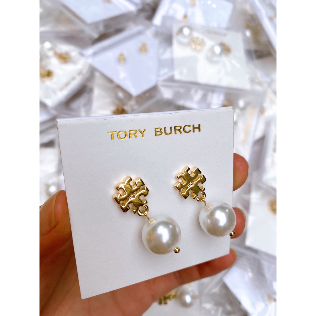 KHUYÊN TAI NGỌC TRAI NHÂN TẠO TORY BURCH