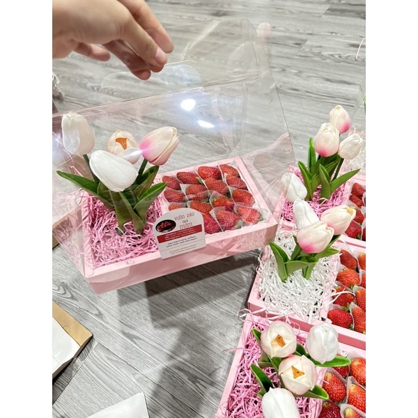 Set quà Hoa và Dâu nhật thơm ngọt