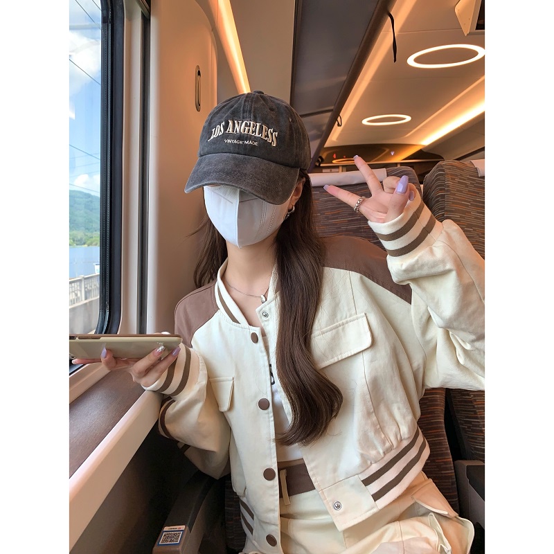 Set áo khoác bomber form ngắn và chân váy ngắn túi hộp màu be pha viền nâu