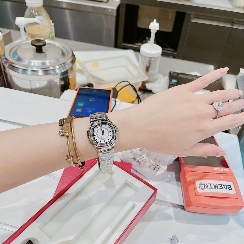 Đồng Hồ Đeo Tay Nữ Dây Kim Loại, Đồng Hồ Nữ Thời Trang WWOOR Viền Thép Cao Cấp Siêu Đẹp W 8847