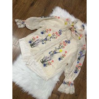 Set áo thêu hoa tiểu thư, quần short trắng