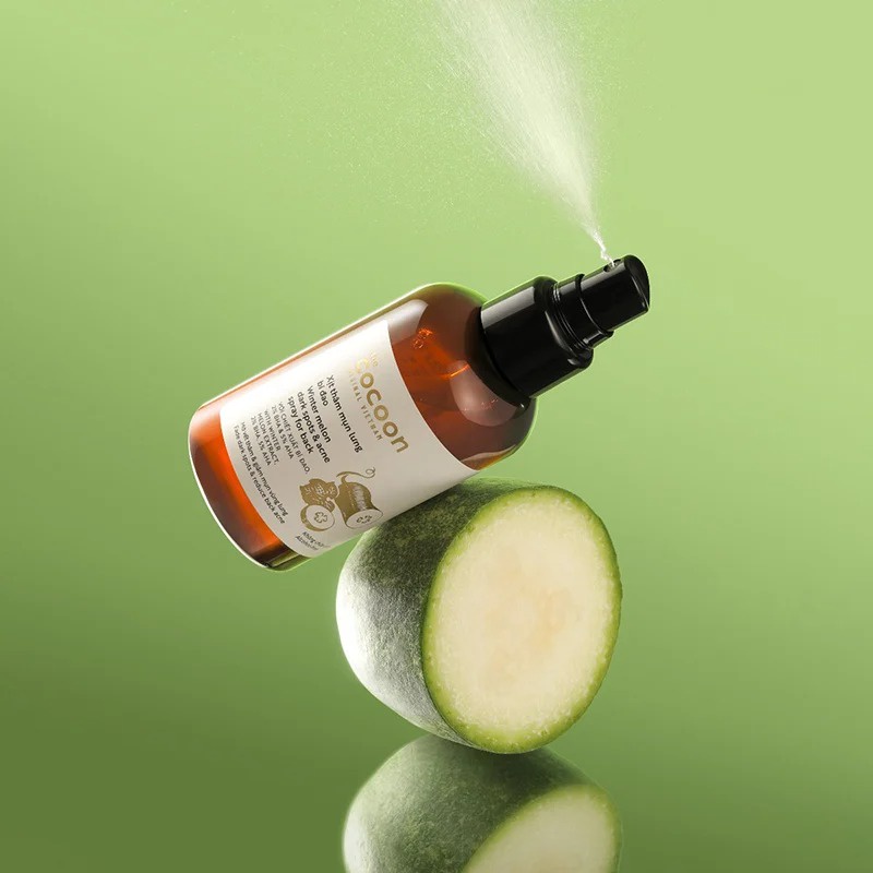 Xịt Giảm Thâm Mụn Lưng, Làm Dịu Da Chiết Xuất Bí Đao The Cocoon Winter Melon Dark Spots &amp; Acne Spray For Back 140ml