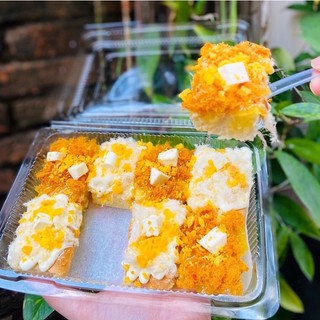 Bông lan trứng muối 8 miếng (tặng túi xốt bơ + túi xốt phô mai)