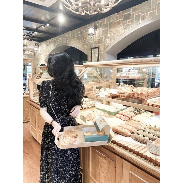 Vay đen chấm bi cổ bẻ dáng xòe dài