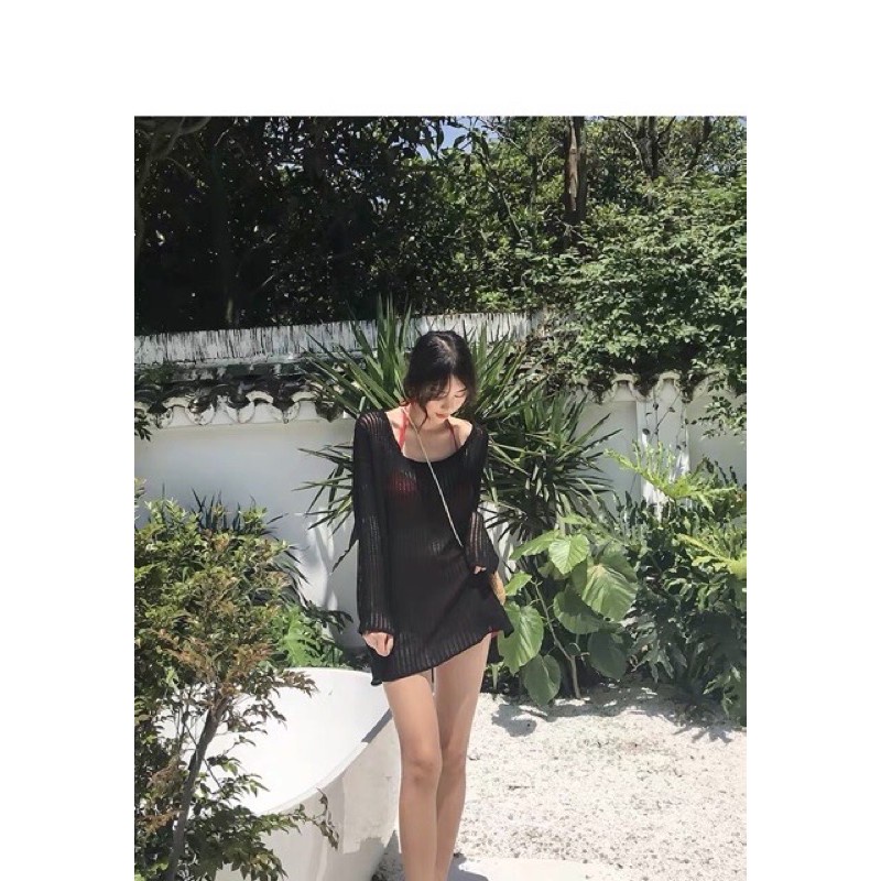 Áo khoác lưới đi biển màu đen trễ vai sang chảnh