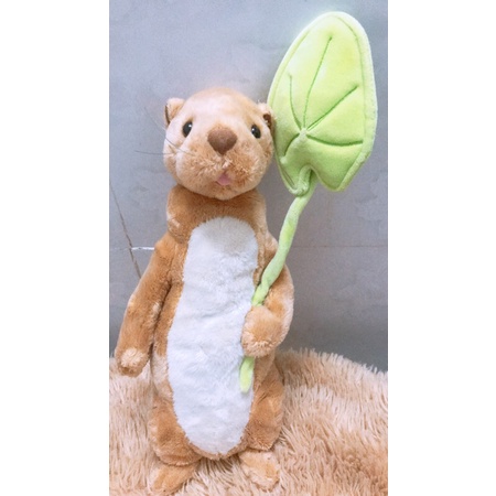 Gấu bông hải ly cầm lá dễ thương