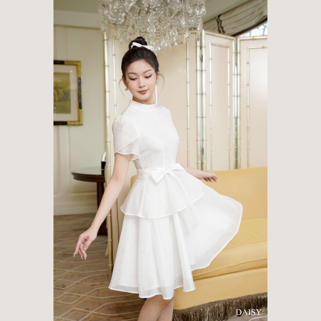 Thiết kế váy Daisy mã V26129 chất liệu tơ thêu hoa, thiết kế tay ghép phồng