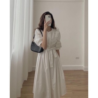 Váy dài tay bồng phối cổ ren