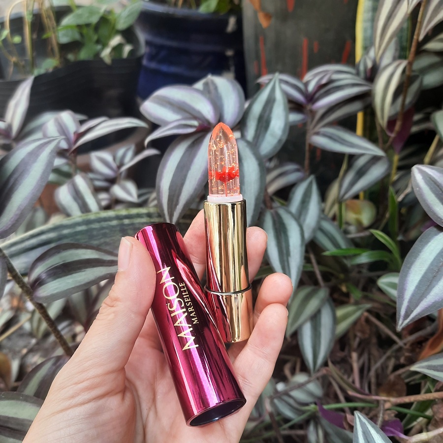 Son thạch cánh hoa vàng lá dưỡng ẩm môi có màu hồng nhạt của Maison thân son có gương