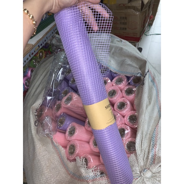 Lưới ô vuông dùng để bó hoa