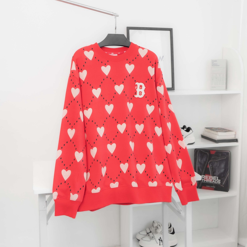 Áo nỉ M/L/B họa tiết monogram hình trái tim dành cho các cặp đôi và cả FA