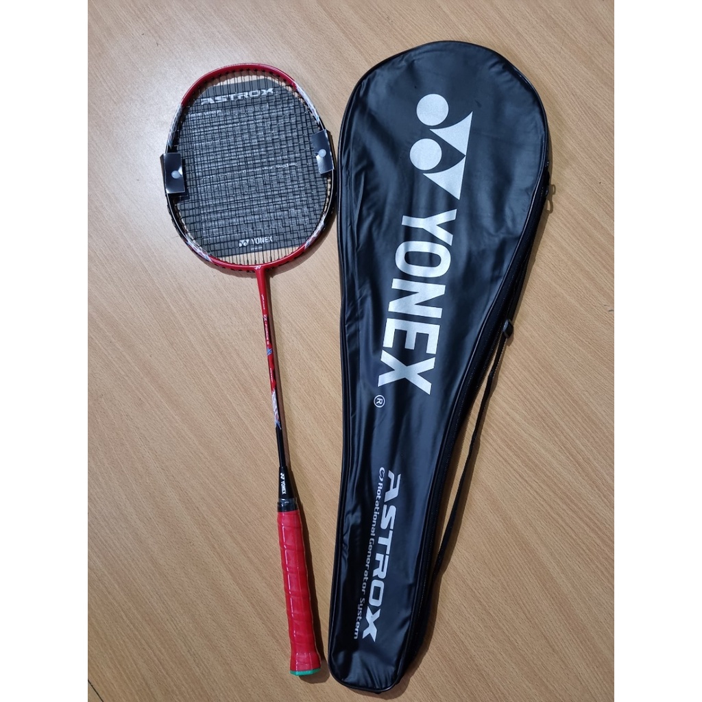 01 chiếc vợt cầu lông Yonex đơn phù hợp cho các bạn học sinh, sinh viên