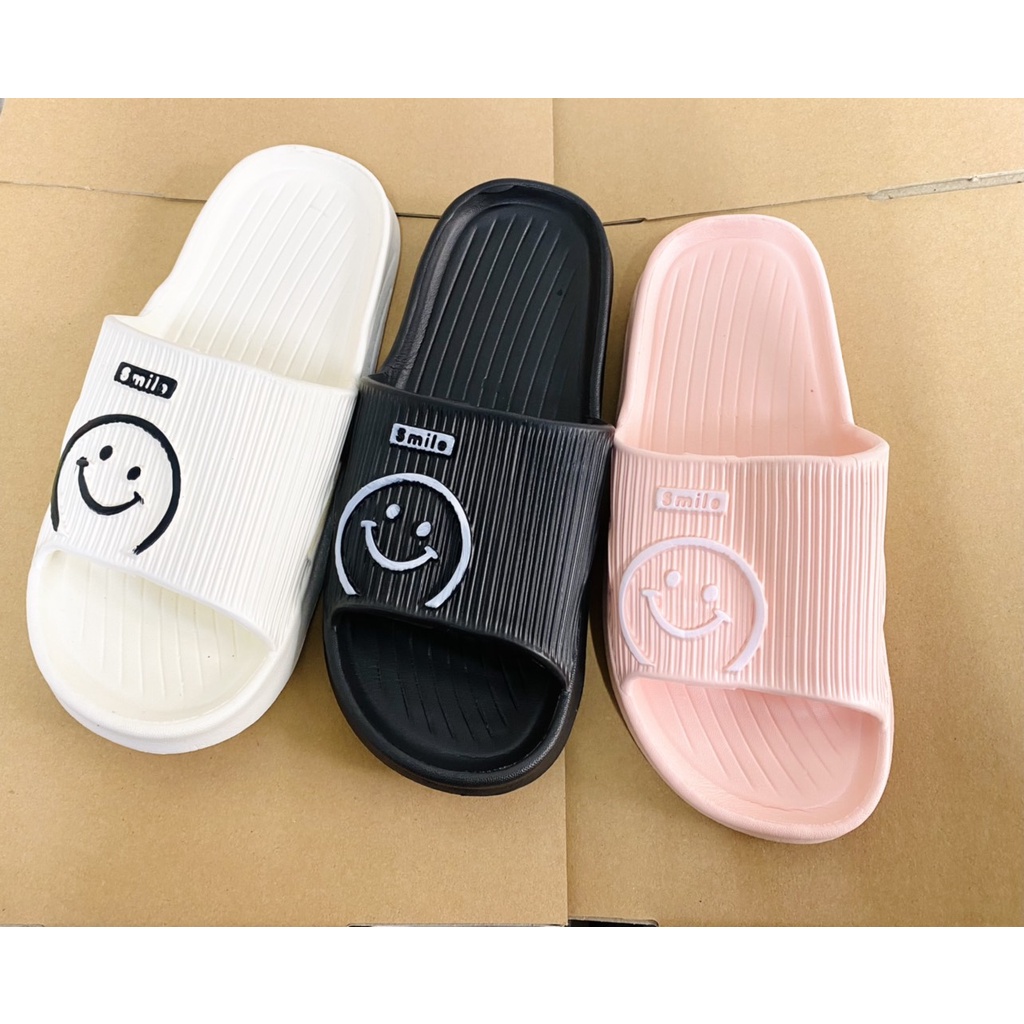 DÉP BẢN NỮ ĐI TRONG NHÀ