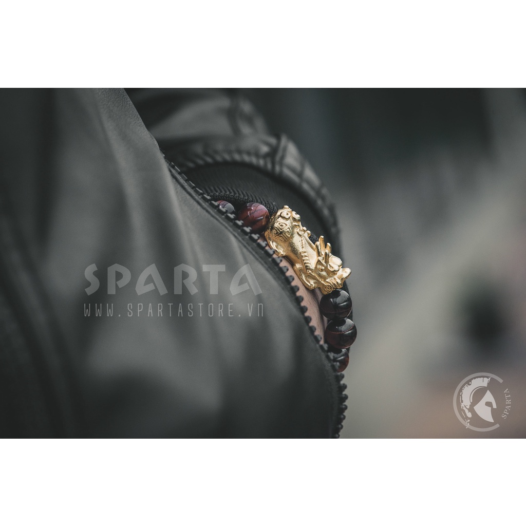 Vòng tay phong thủy handmade  mix đá mắt hổ đỏ charm Tỳ Hưu Vàng