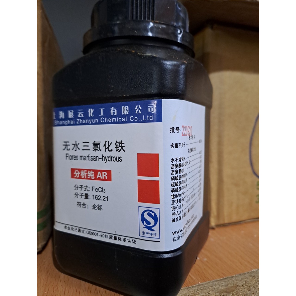 Hóa chất Ferric chloride anhydrous, Iron(III) chloride FeCl3 cas: 7705-08-0 chai 500g