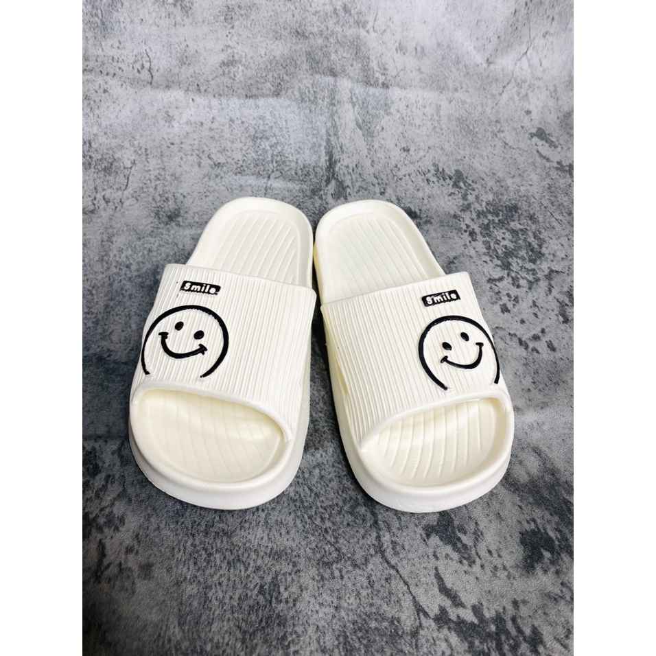 DÉP BẢN NỮ ĐI TRONG NHÀ