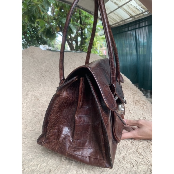 Túi chuẩn si. Túi qua sử dụng. Khách vui lòng xem hình nếu muốn biết thêm thông tin sản phẩm mời khách vô chat . Thanks.