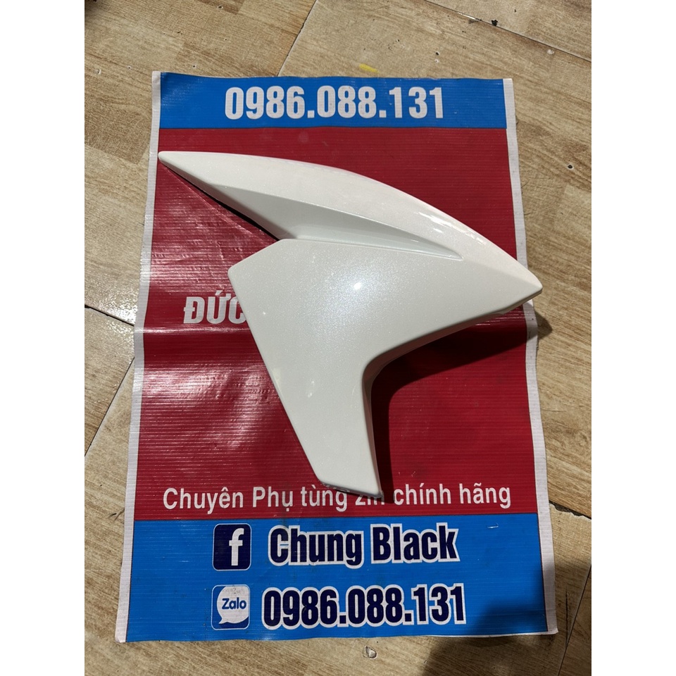 Cánh yếm phải FZ150i trắng zin chính hãng yamaha