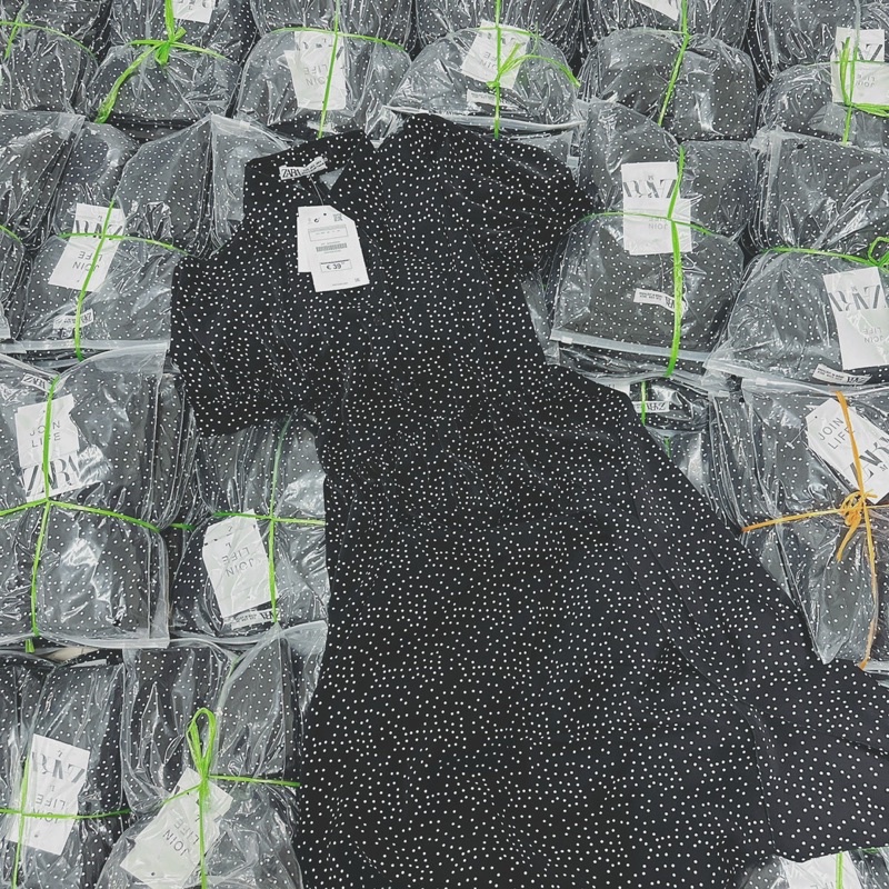 Vay đen chấm bi cổ bẻ dáng xòe dài