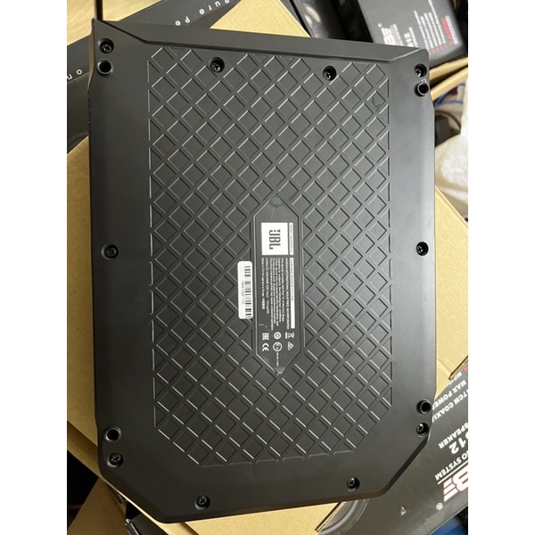 Loa gầm ghế ô tô JBL