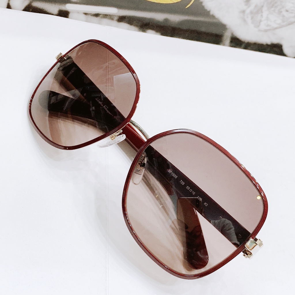 Kính mát nữ chính hãng Salvatore Ferragamo SF150S 728 đỏ đô lên mặt tiểu thư lại chanh xả vô cùng. Form vuông dễ đeo