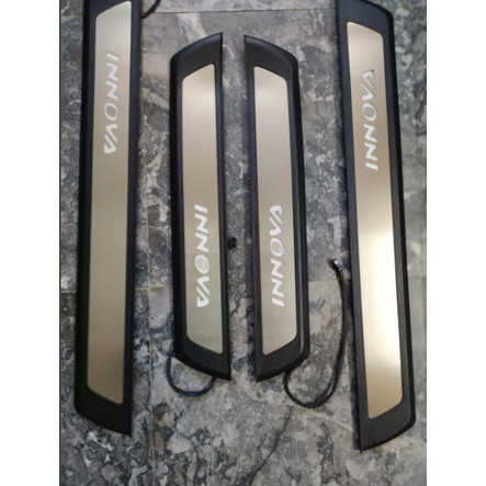 Nẹp bước chân có đèn viền nhựa đen cao cấp Innova 2018-2022