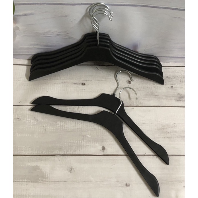 móc treo quần áo-mắc nhựa nữ màu đen có thiết kế dẹt giúp tiết kiệm tích cho tủ đồ