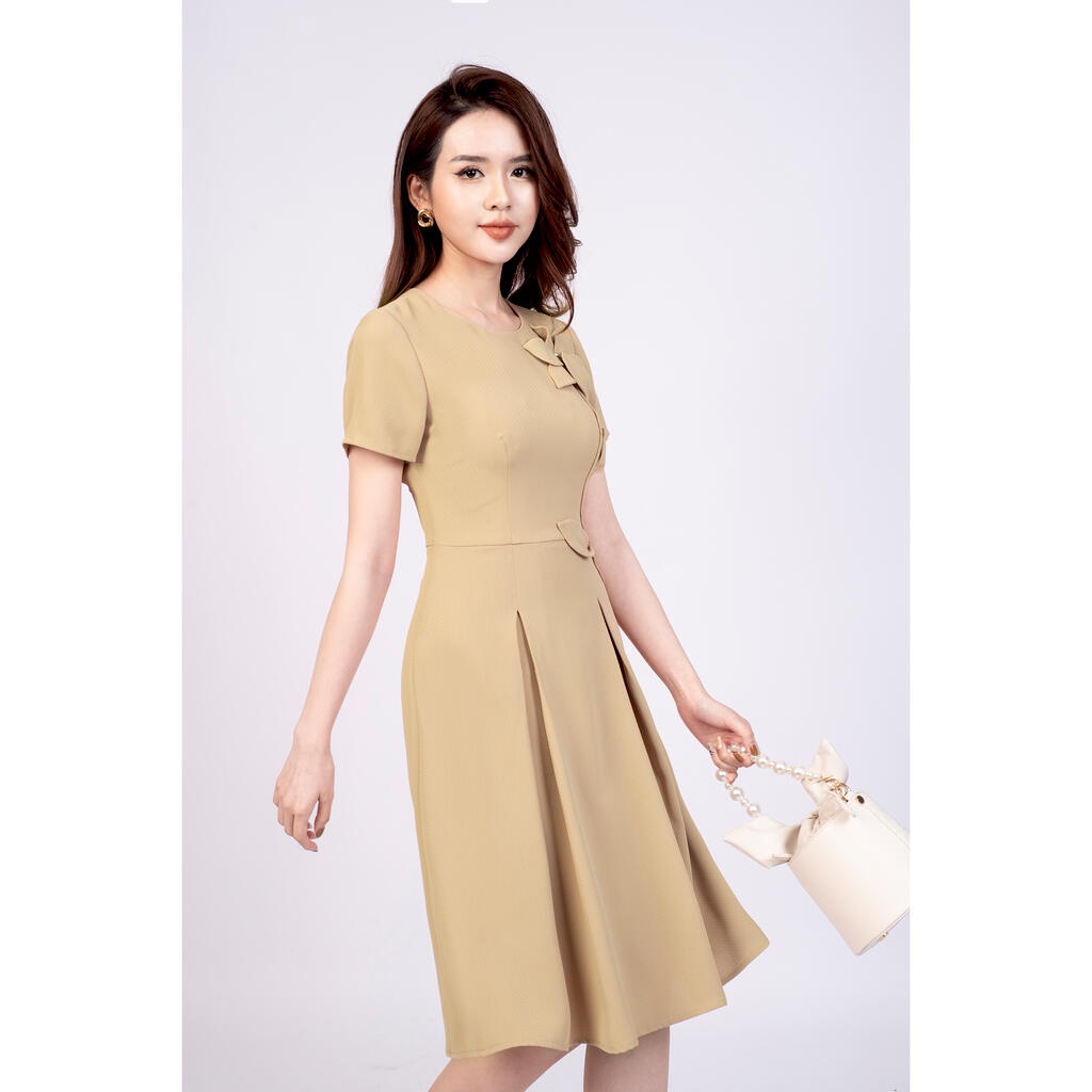 Đầm dáng xòe cổ tròn, tay cộc, đính hoa lệch MMOutfit M-DA061021305